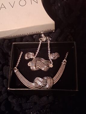 Avon  Helena Silver-Tone Knot Necklace,bracelet And Earring Set